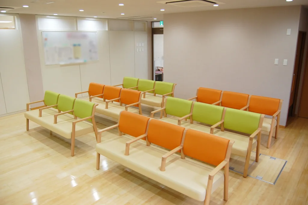 クリニック　待合室　内装